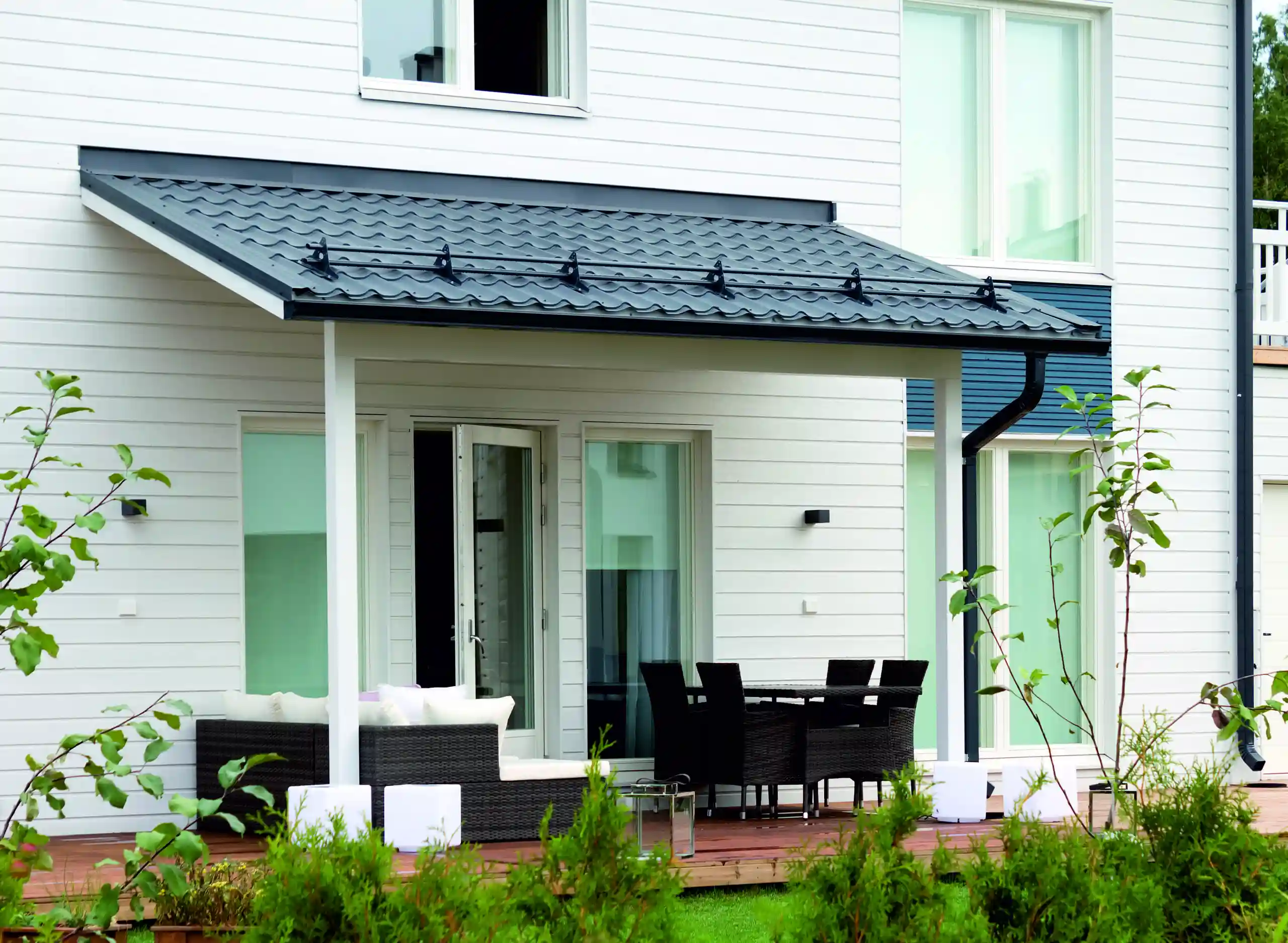 Эстетический вид снегозадержателей на крышу от магазина